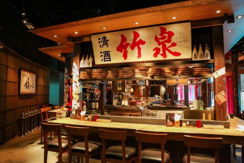 ghế cao ở quầy bar quán rượu Nhật